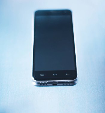 Bir parlak mavi arka plan bulanık Smartphone.