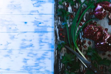 Granat karanlık bir arka planda beyaz ahşap kurullarında.