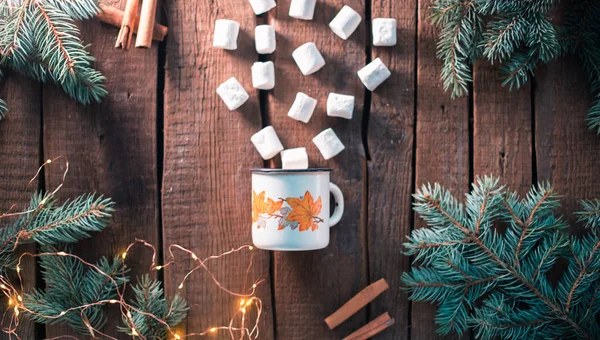 Copo branco com marshmallow em um fundo de madeira . — Fotografia de Stock