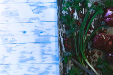 Granat karanlık bir arka planda beyaz ahşap kurullarında.