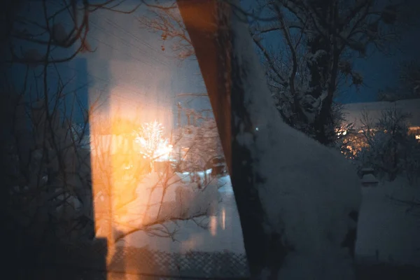 Vista noturna de inverno da janela da aldeia . — Fotografia de Stock