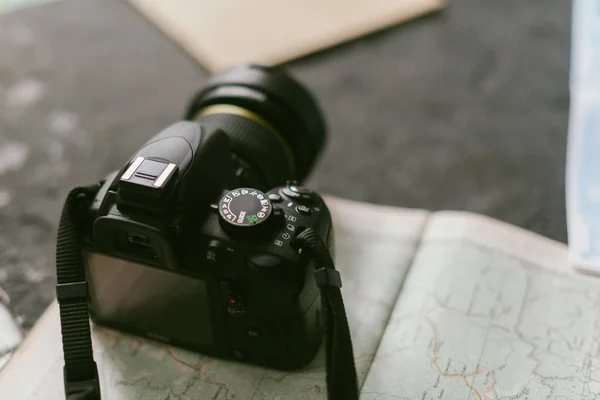 Камера на черном матовом фоне с размытым фоном — стоковое фото