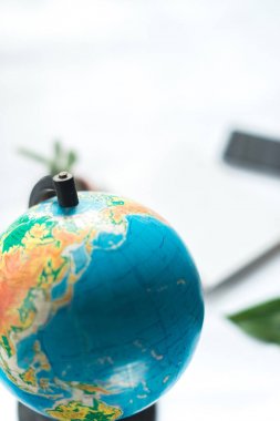 Bir yaprak bir tropikal bitki ile beyaz bir arka plan üzerinde dünya.