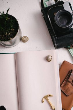 Kavram seyahat. Bir deniz kabuğu kamera ve bir çapa ile temiz bir kitabın mocap