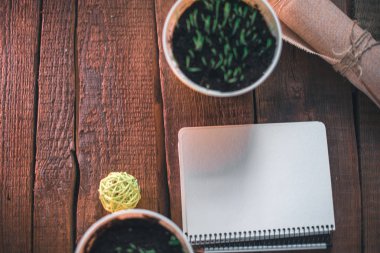 Çuval bezi bağlı bir ahşap zemin üzerine bir pot tencereye.