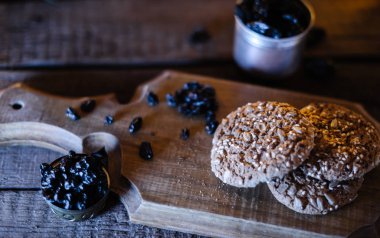 Eski ahşap arka plan üzerinde ev yapımı kurabiye.