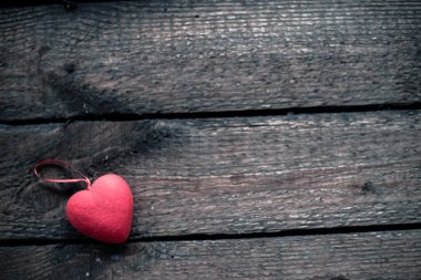 Kalpler ahşap eski arka plan üzerinde. St. Valentine's Day için kavram