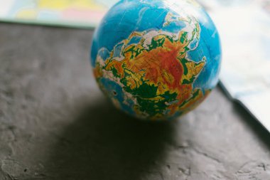 Harita üzerinde bulanık bir arka plan üzerinde dünya.