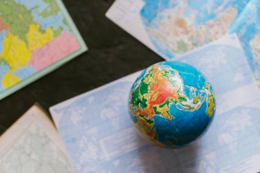 Harita üzerinde bulanık bir arka plan üzerinde dünya.