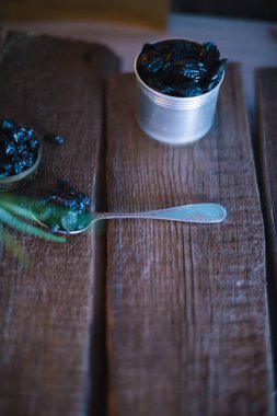 Natürmort, üzüm ve kuru erik ahşap arka plan üzerinde.