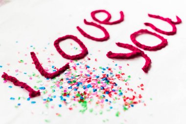 Beyaz zemin üzerine örme harflerle yazıt. St. Valentine's gün izole