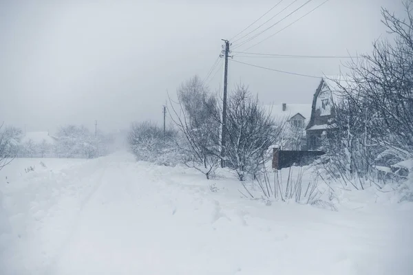 Schneefall im Dorf. Schneekollaps — Stockfoto