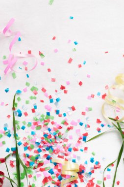 Konfeti beyaz zemin üzerine yeşil çimen sapları ile izole
