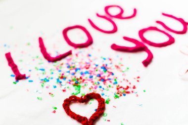 Beyaz zemin üzerine örme harflerle yazıt. St. Valentine's gün izole