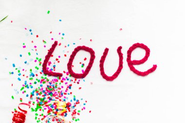 Beyaz zemin üzerine örme harflerle yazıt. St. Valentine's gün izole