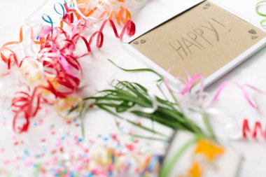 Konfeti ile beyaz bir arka plan üzerinde yazıt mutlu ile çerçeve