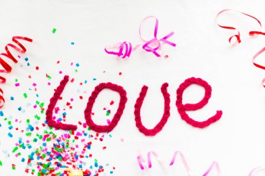 Beyaz zemin üzerine örme harflerle yazıt. St. Valentine's gün izole