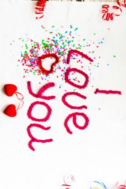 Beyaz zemin üzerine örme harflerle yazıt. St. Valentine's gün izole