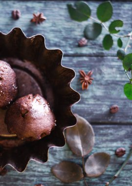 Koyu ahşap arka plan gül dalları ile cupcakes.