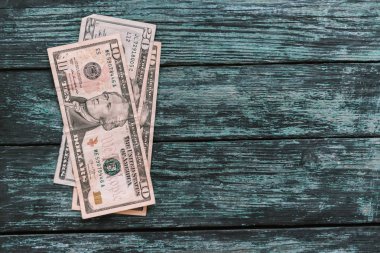 Yeşil ahşap arka plan üzerinde Amerikan Doları