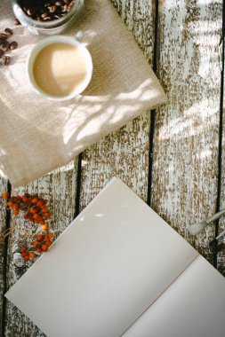 Bir fincan kahve sabah güneşin.