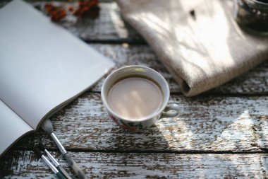 Bir fincan kahve sabah güneşin.