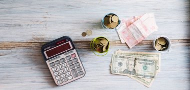Para ve yeşil bir ahşap arka plan pennies ile hesap makinesi. İş kavramı