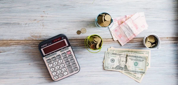 Para ve yeşil bir ahşap arka plan pennies ile hesap makinesi. İş kavramı