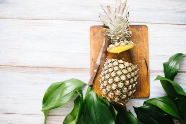 Böldüğü olgun olgun ananas ahşap arka plan üzerinde