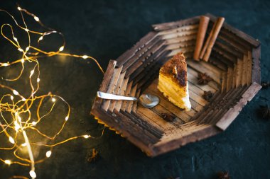 Siyah mat zemin ahşap tepside kek