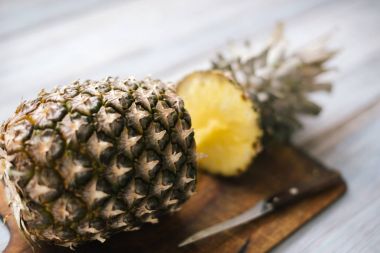 Böldüğü olgun olgun ananas ahşap arka plan üzerinde