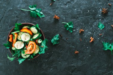 Taze salata sebze mat siyah bir arka plan ile. Sağlıklı bir diyet kavramı