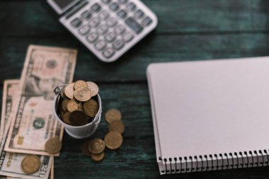 Para ve yeşil bir ahşap arka plan pennies ile hesap makinesi. İş kavramı