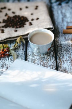 Bir fincan kahve sabah güneşin.