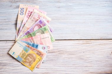 Ahşap arka plan üzerinde Ukraynalı hryvnia