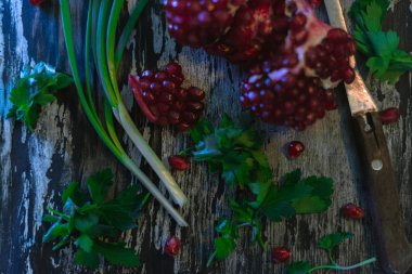 Granat koyu ahşap eski arka plan üzerinde. Natürmort.