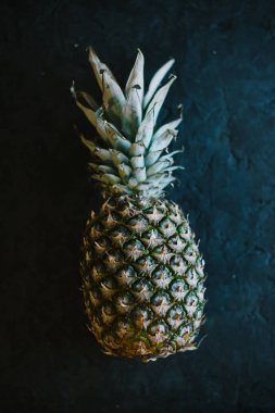 Ananas bir siyah mat çimento zemin üzerine