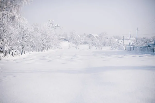 Nieve de invierno en el pueblo. Colapso nevado — Foto de Stock