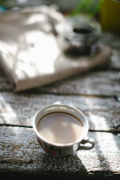 Uma xícara de café ao sol da manhã . — Fotografia de Stock