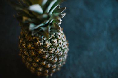 Ananas bir siyah mat çimento zemin üzerine