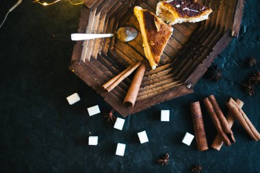 Siyah mat zemin ahşap tepside kek