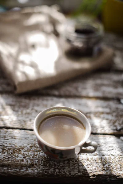 Une tasse de café au soleil du matin . — Photo