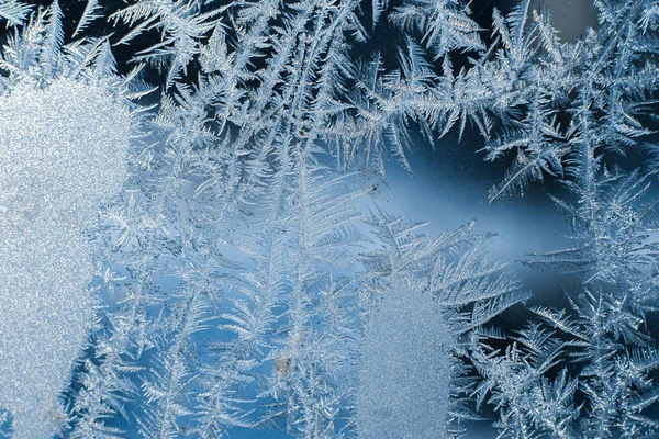 Padrões gelados na janela congelada são macro. Fundo de inverno — Fotografia de Stock