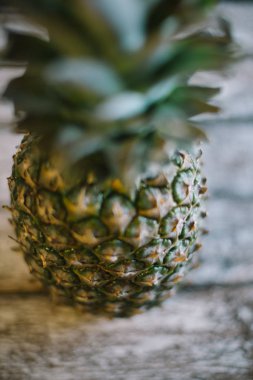 Eski bir ahşap zemin üzerine Bütün Konfit bir ananas.