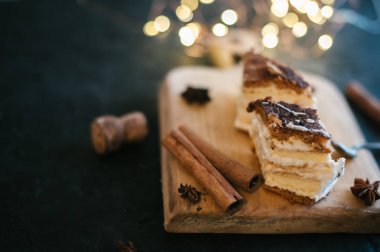 Siyah mat zemin ahşap tepside kek