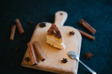 Siyah mat zemin ahşap tepside kek