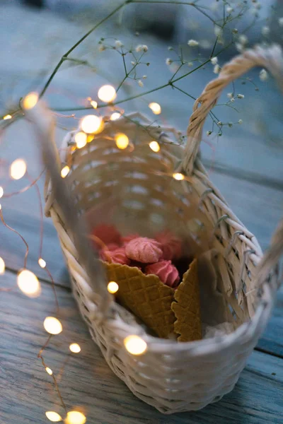 Hatmi çelenk ile boynuzlu bir sepet içinde