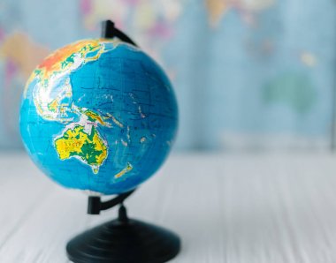 Ahşap beyaz arka plan üzerinde dünya. Seyahat kavramı
