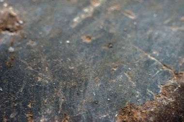 Kar taneleri içinde paslı çelik dokusu