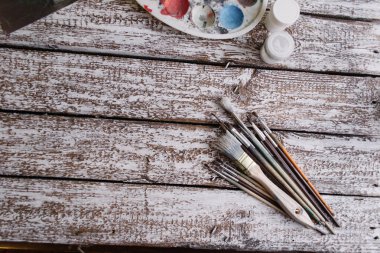 Fırçalar ahşap boyalı beyaz zemin üzerine.